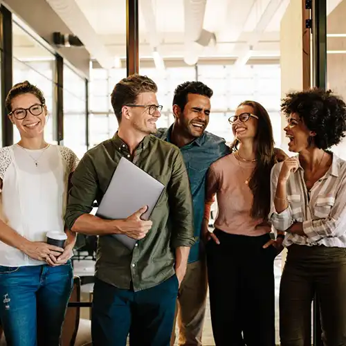 Equipe d'employés souriants et heureux de travailler ensemble.