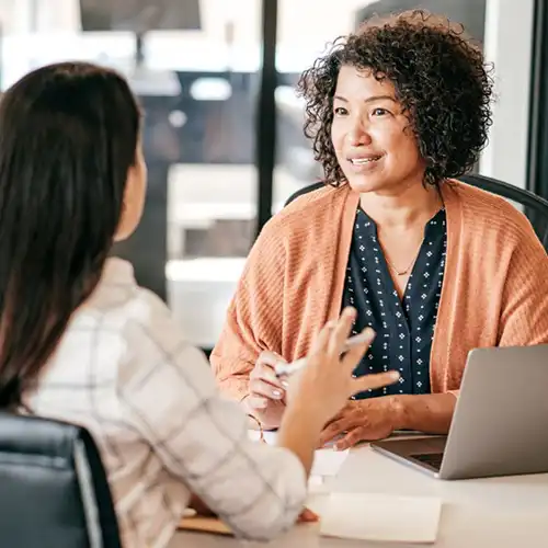 Une responsable RH en train de conseiller une employée.